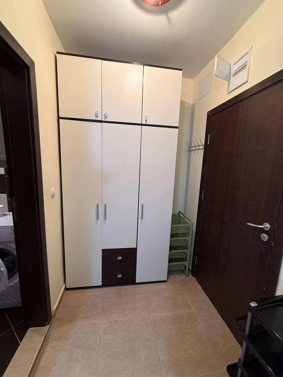 Современный прихожая в студии «Villa Aria» с шкафом и вешалкой для верхней одежды, светлые тона и функциональное оформление.