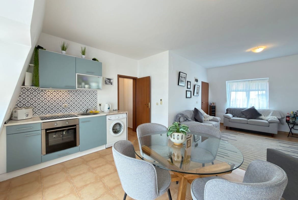 Современная кухня с обеденной зоной в доме в Болгарии, стильный интерьер с уютной функциональностью для комфортной жизни.