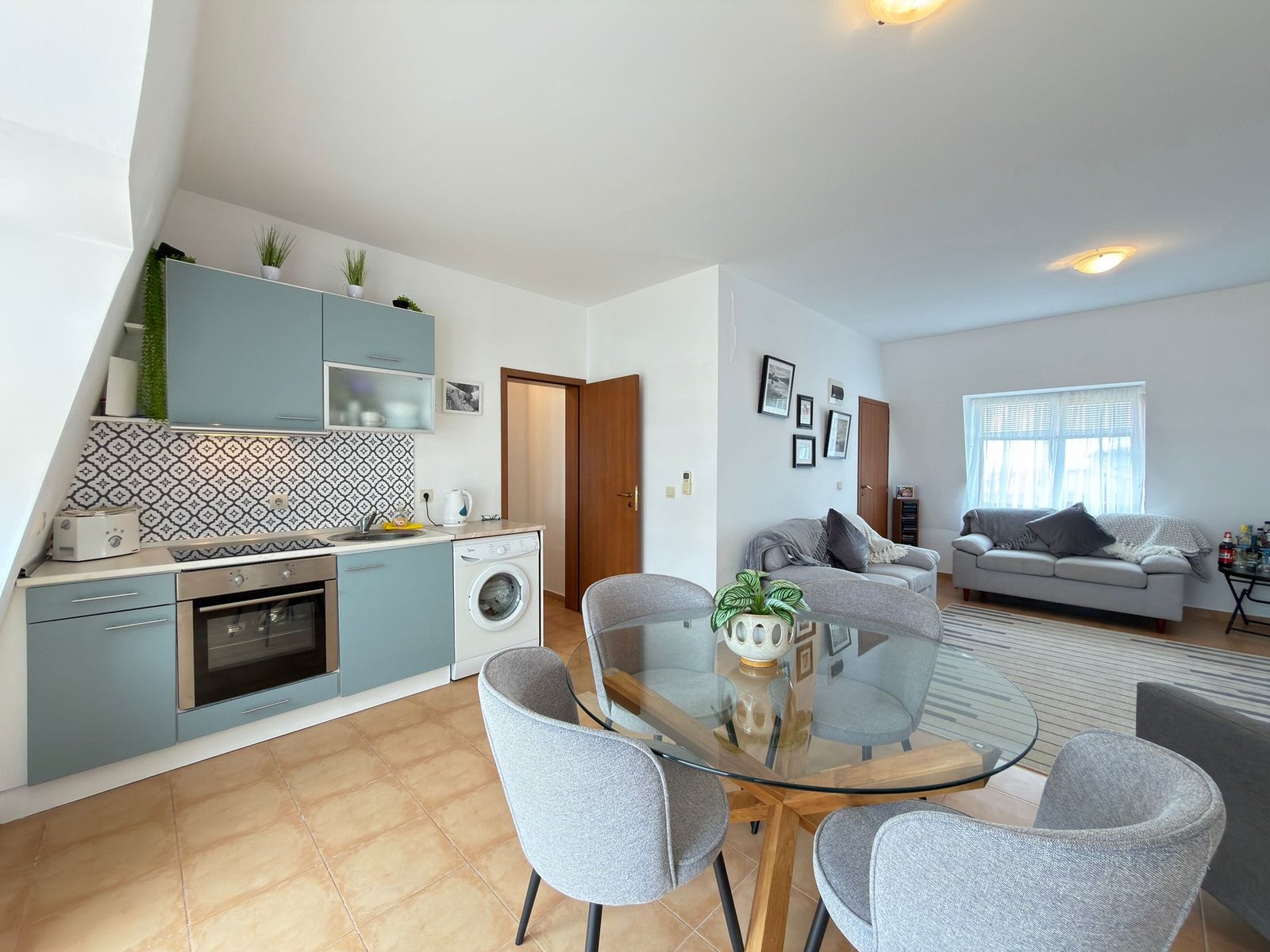 Современная кухня с обеденной зоной в доме в Болгарии, стильный интерьер с уютной функциональностью для комфортной жизни.