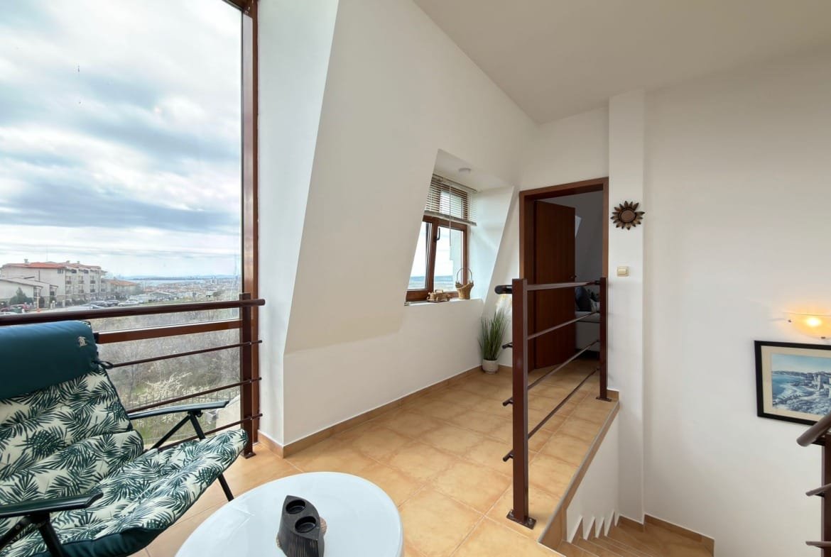 Уютная комната с красивым видом, светлыми стенами и современными элементами, идеальна для продажи недвижимости в Болгарии.