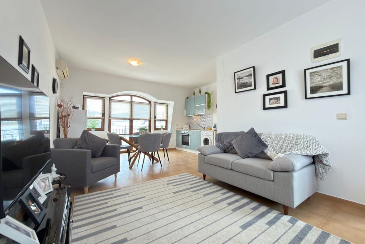 Современная квартира в Болгарии с уютной гостиной, кухней и стильным декором, идеальная для покупки или аренды.