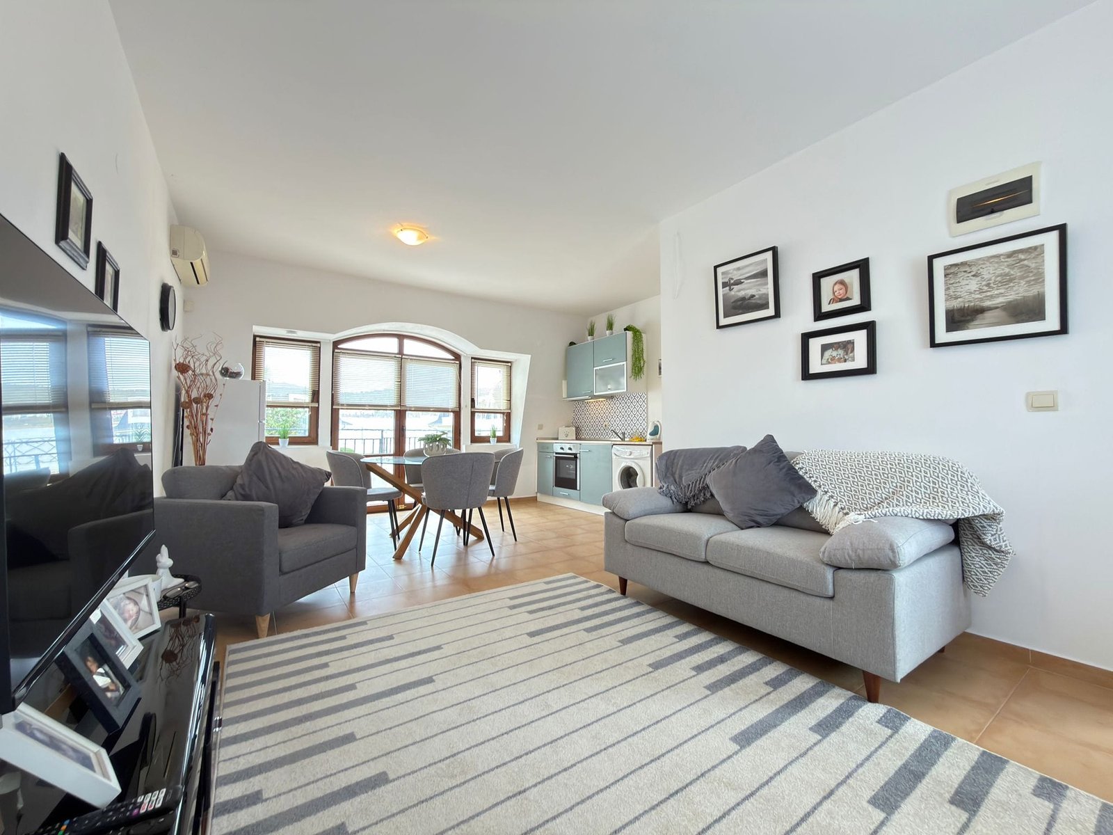 Современная квартира в Болгарии с уютной гостиной, кухней и стильным декором, идеальная для покупки или аренды.