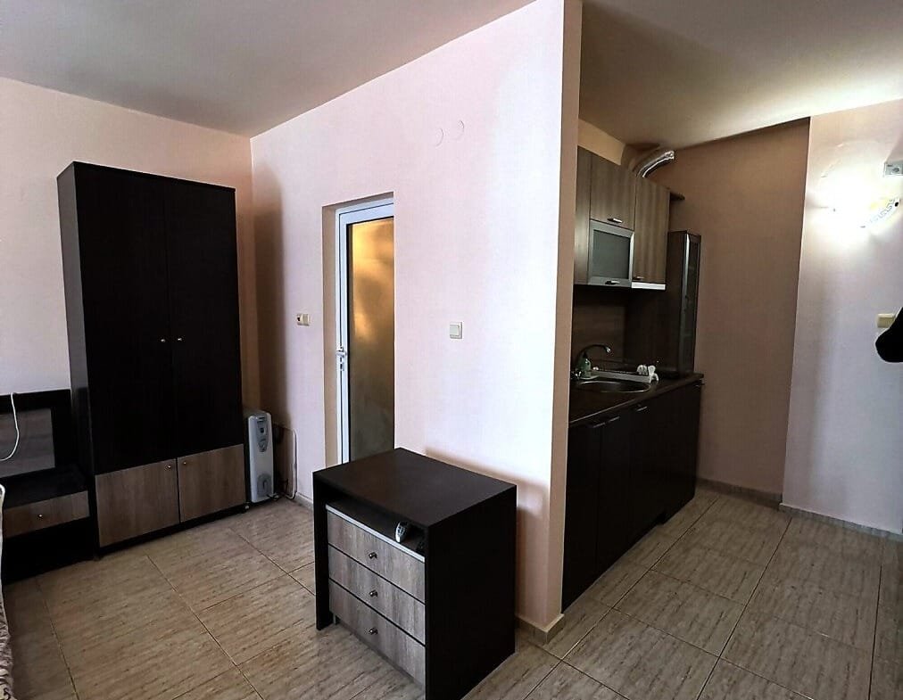 Современная квартира в Болгарии с кухней, светлыми стенами и стильной мебелью, подходит для продажи или аренды.