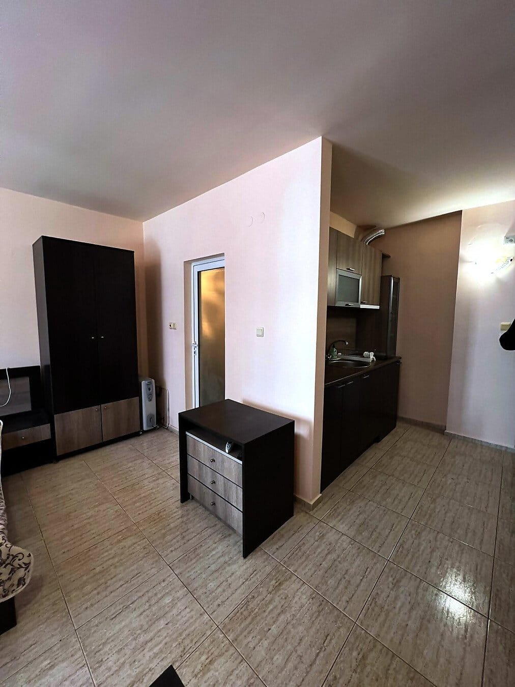 Современная квартира в Болгарии с кухней, светлыми стенами и стильной мебелью, подходит для продажи или аренды.