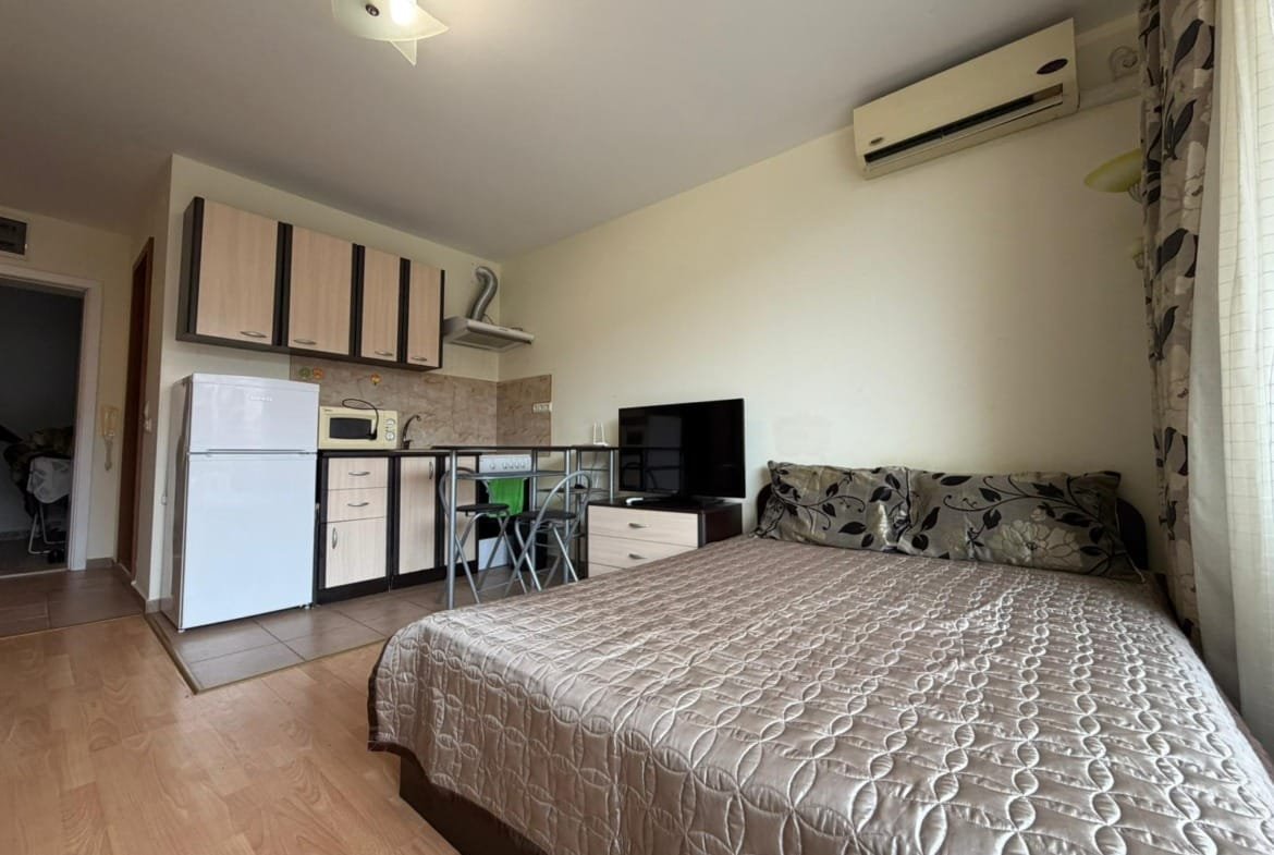 Современная квартира в Болгарии с кухней, зоной для отдыха и кондиционером, идеальна для покупки или аренды.