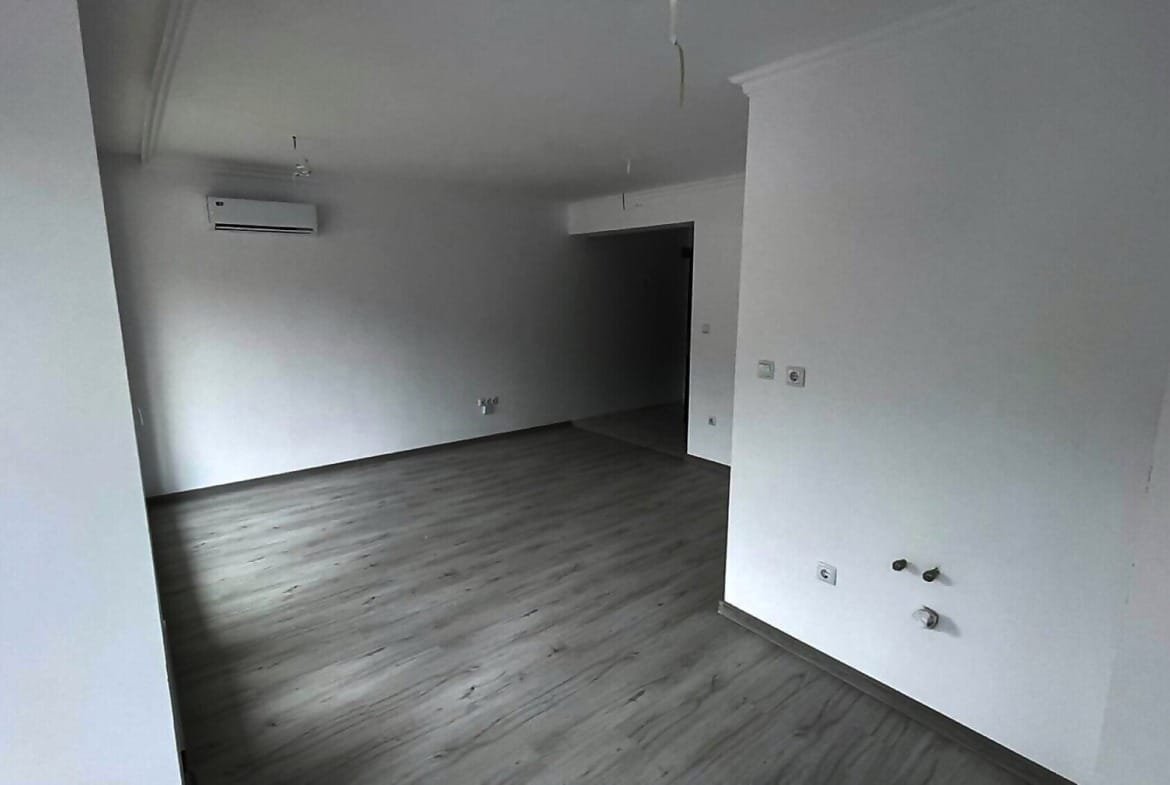 Светлая квартира с ремонтом, ламинат на полу, окна выходят на подготовленное пространство для жизни и отдыха в Болгарии.