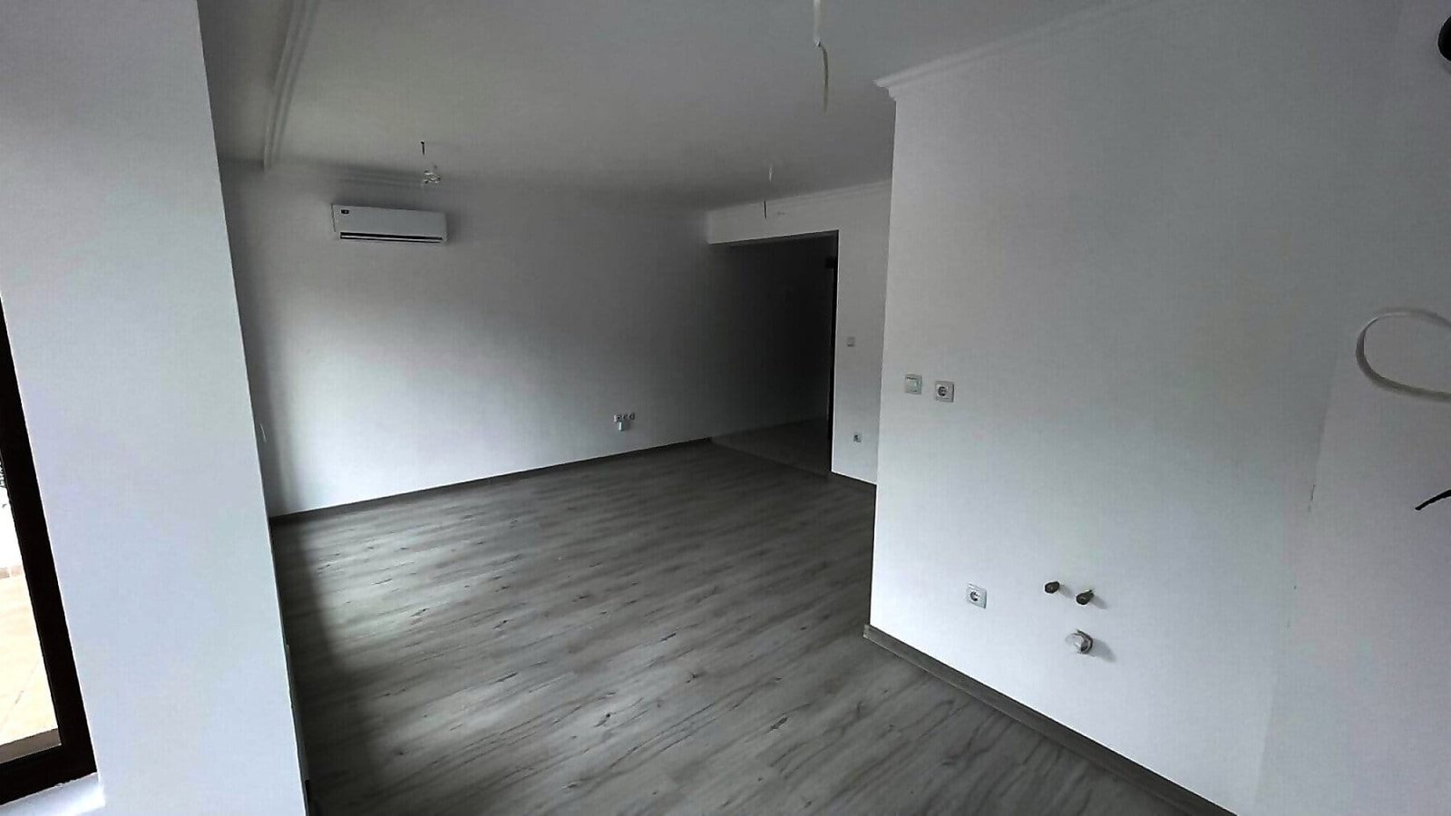 Светлая квартира с ремонтом, ламинат на полу, окна выходят на подготовленное пространство для жизни и отдыха в Болгарии.