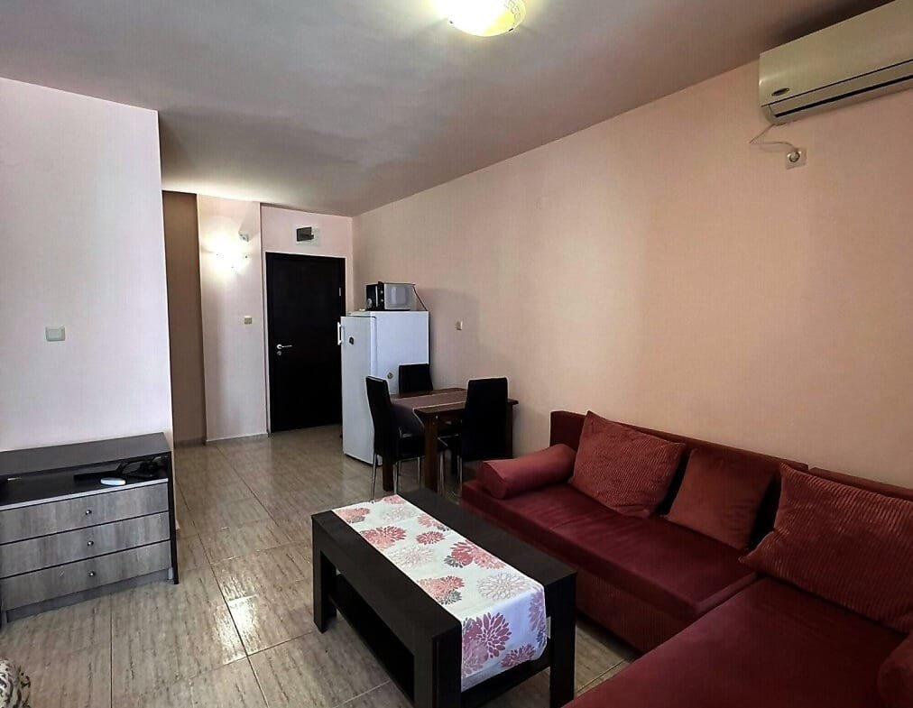 Современная квартира в Болгарии с уютным интерьером, диваном и обеденной зоной, идеальная для продажи или аренды.