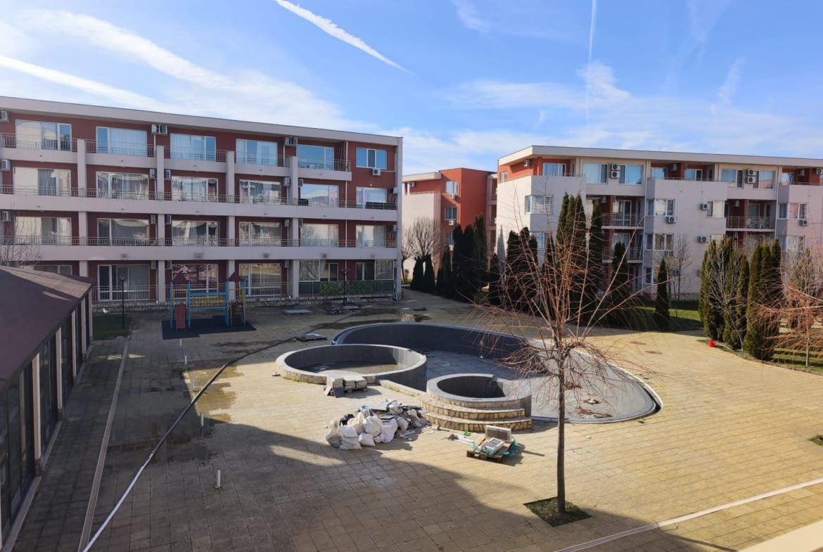 Жилой комплекс в Болгарии с площадкой для отдыха, свежим воздухом и зелеными насаждениями, подходящий для покупки недвижимости.