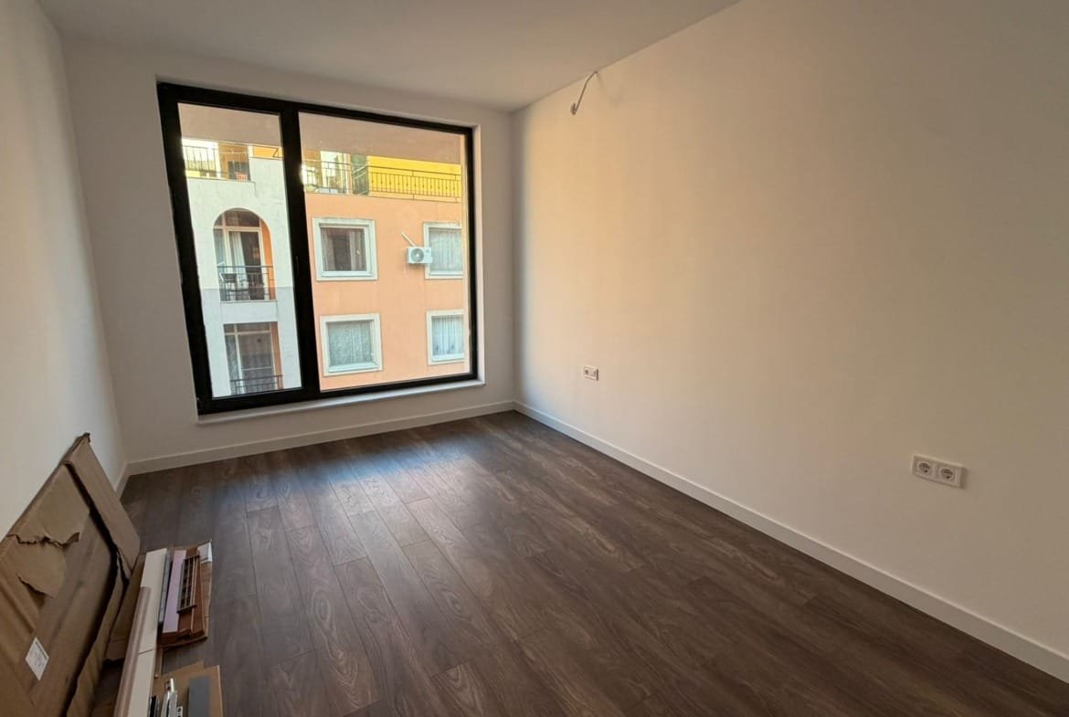 Светлая квартира с большими окнами и паркетным полом, готовая для покупки в Болгарии.