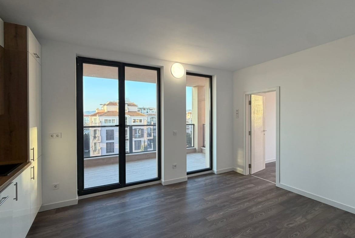 Светлая квартира с открытой планировкой, большими окнами и выходом на балкон, идеальна для жизни или инвестирования в Болгарии.