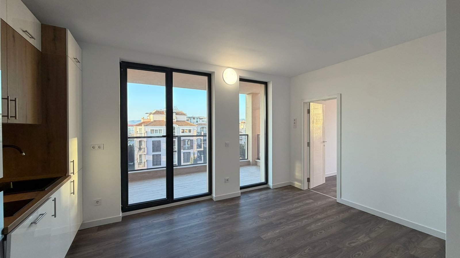 Современная квартира с балконом и большим окном на солнце Светлая квартира с открытой планировкой, большими окнами и выходом на балкон, идеальна для жизни или инвестирования в Болгарии.