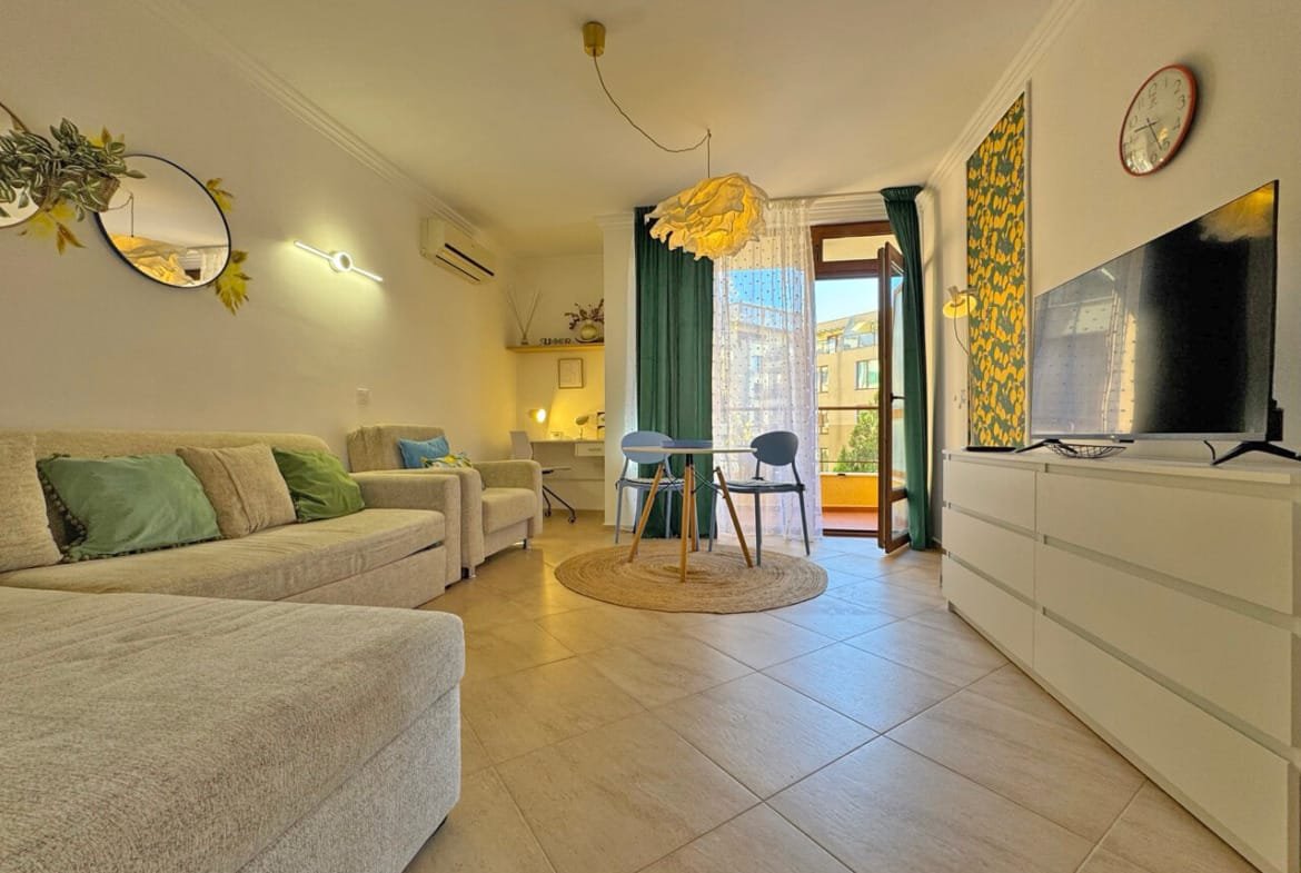 Современная гостиная с выходом на террасу, светлые тона, стильная мебель, идеальная квартира в Болгарии для жизни у моря.