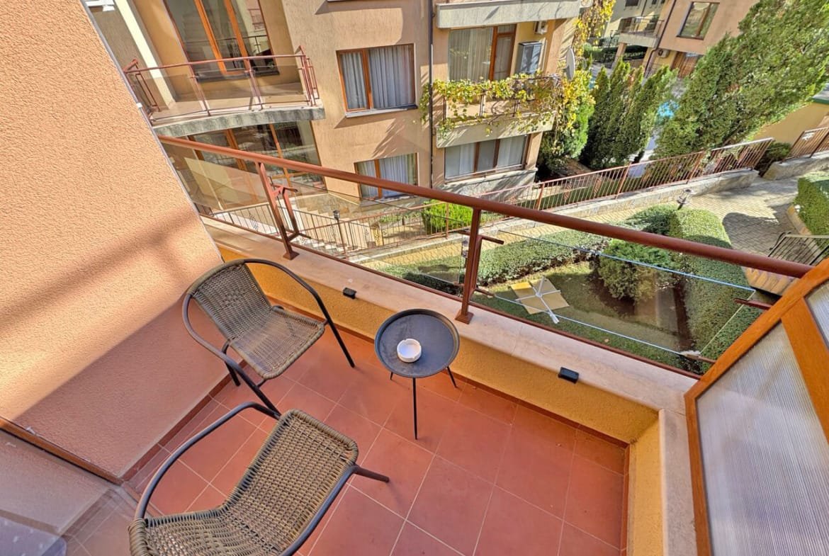 Терраса с видом на landscaped garden, два стула и столик, идеальное место для отдыха в апартаментах в Святом Власе.