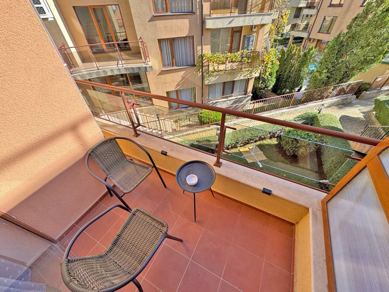 Терраса с видом на landscaped garden, два стула и столик, идеальное место для отдыха в апартаментах в Святом Власе.