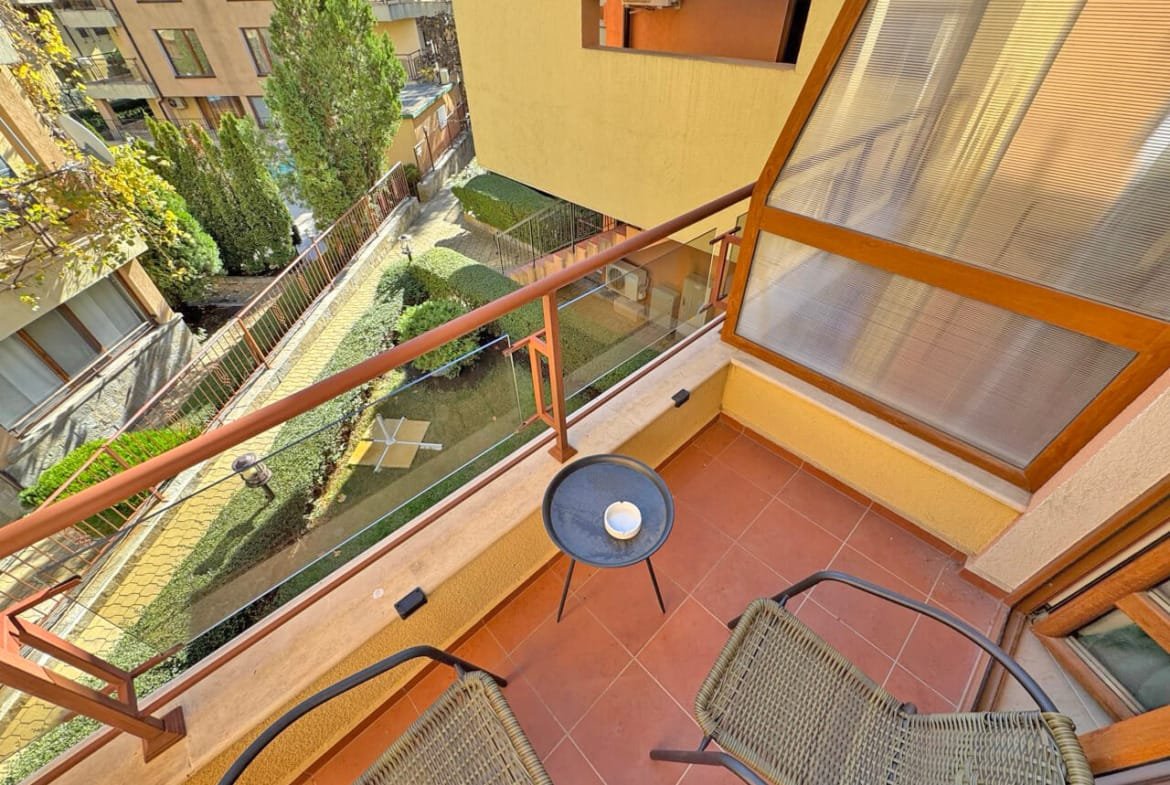 Терраса с креслами и видом на ухоженный сад, расположенная в квартире в Святом Власе, идеальная для отдыха у моря.