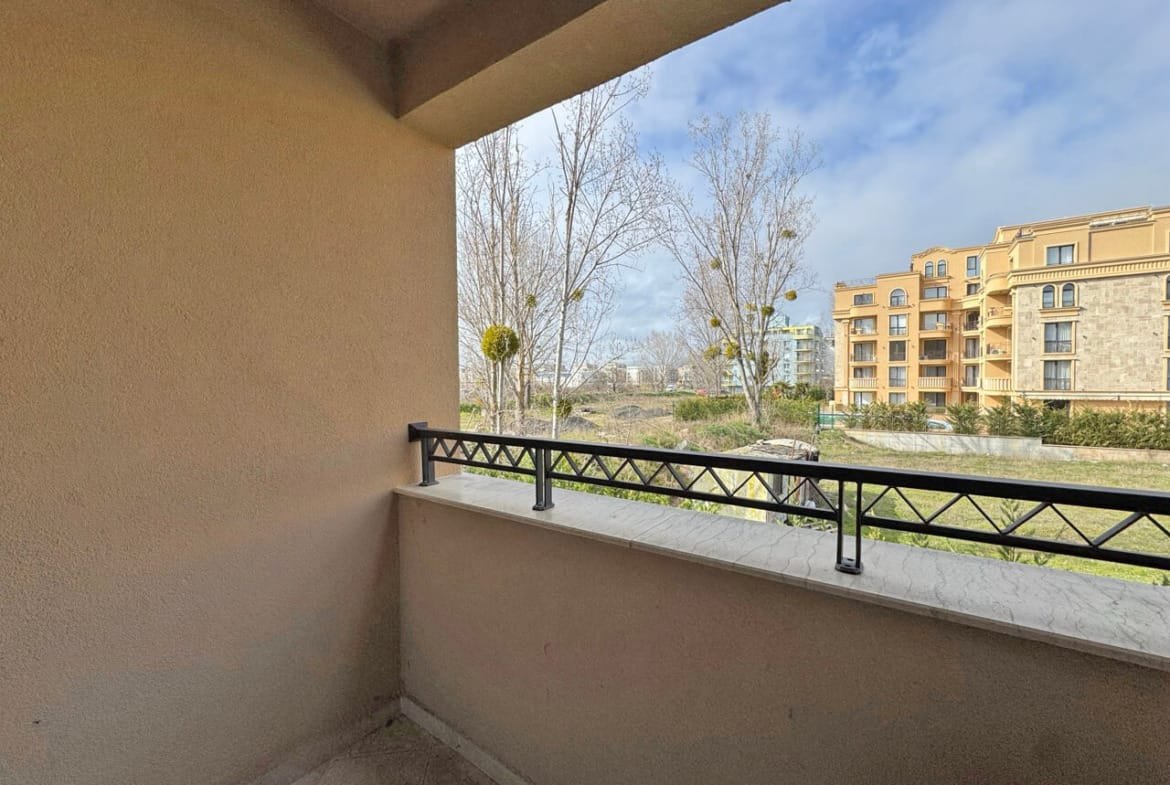 Терраса с видом на зеленый двор и жилой комплекс, расположенный в районе Святого Власа, идеальная для комфортного проживания.