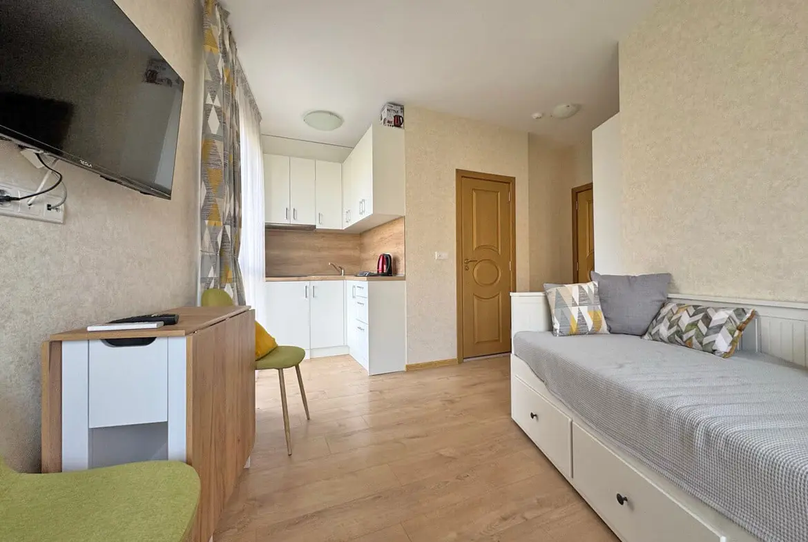 Стильная квартира-студия с современным интерьером, кухонным уголком и светлым пространством.