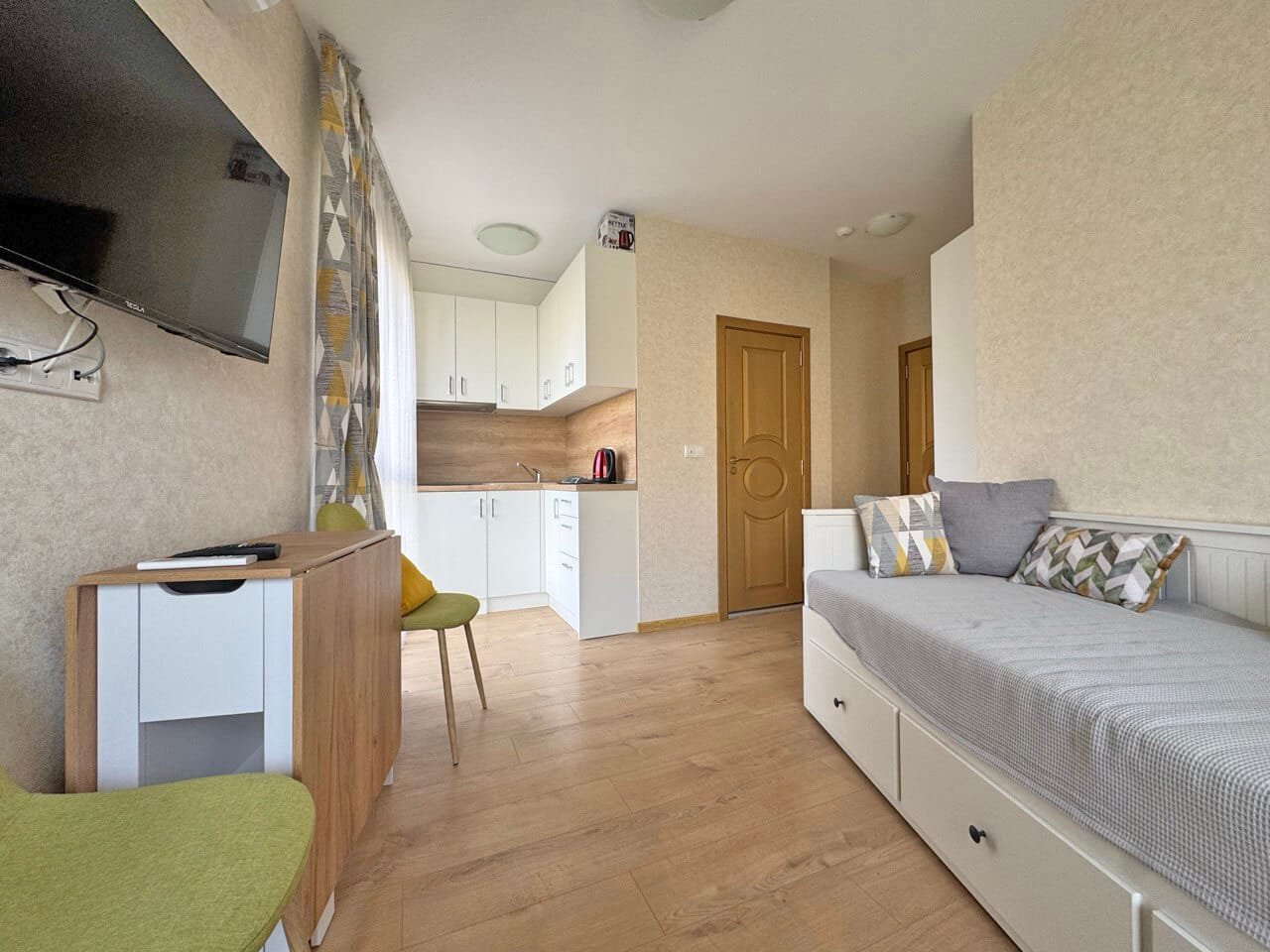 Современный интерьер квартиры-студии с кухней и зоной отдыха Стильная квартира-студия с современным интерьером, кухонным уголком и светлым пространством.