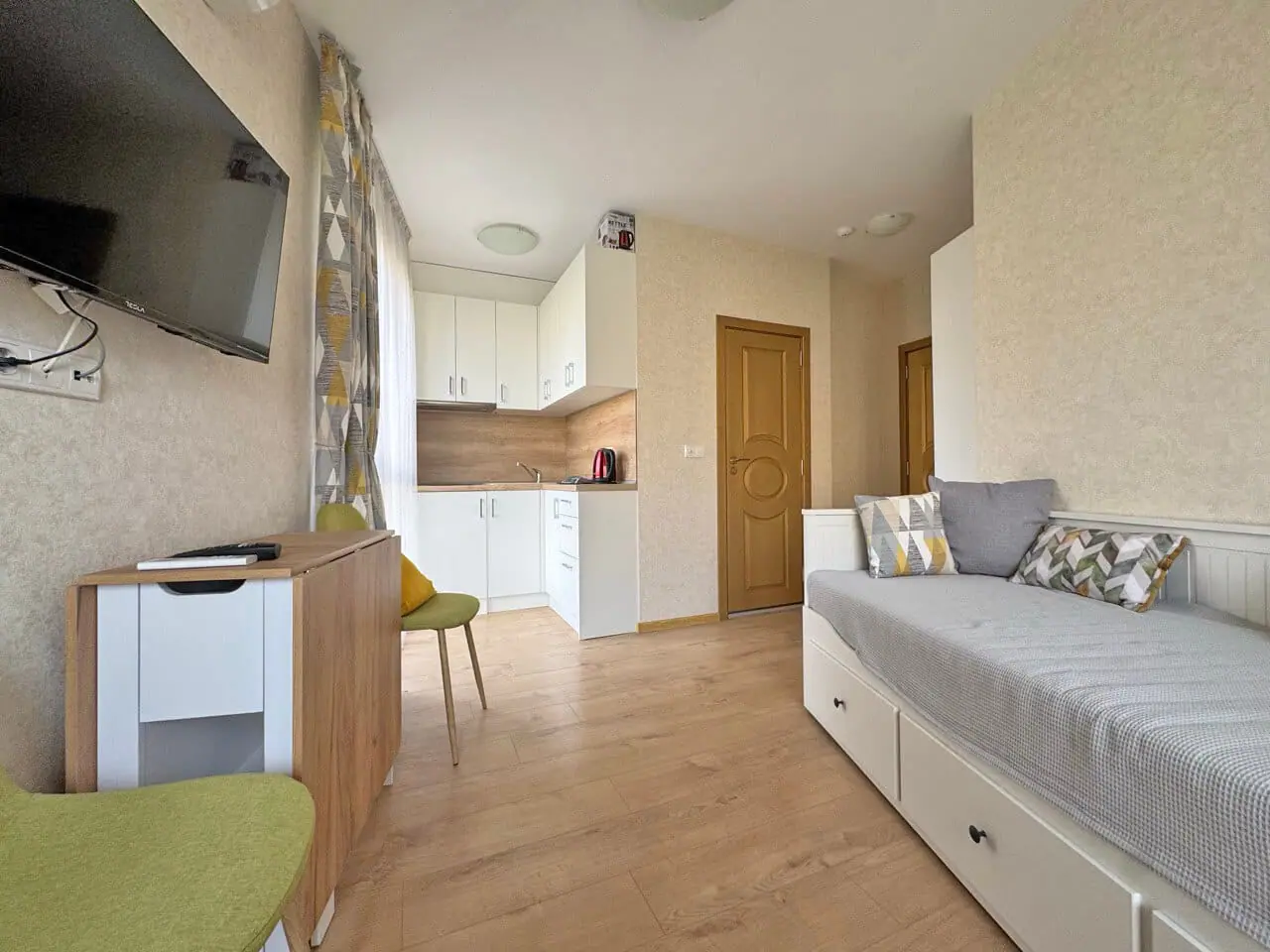 Современный интерьер квартиры-студии с кухней и зоной отдыха Стильная квартира-студия с современным интерьером, кухонным уголком и светлым пространством.