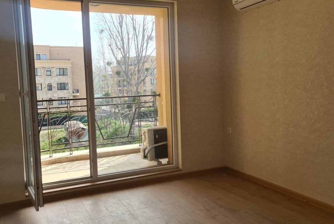 Светлое помещение с балконом, оборудованное кондиционером и с панорамным видом, идеально для покупки недвижимости в Болгарии.