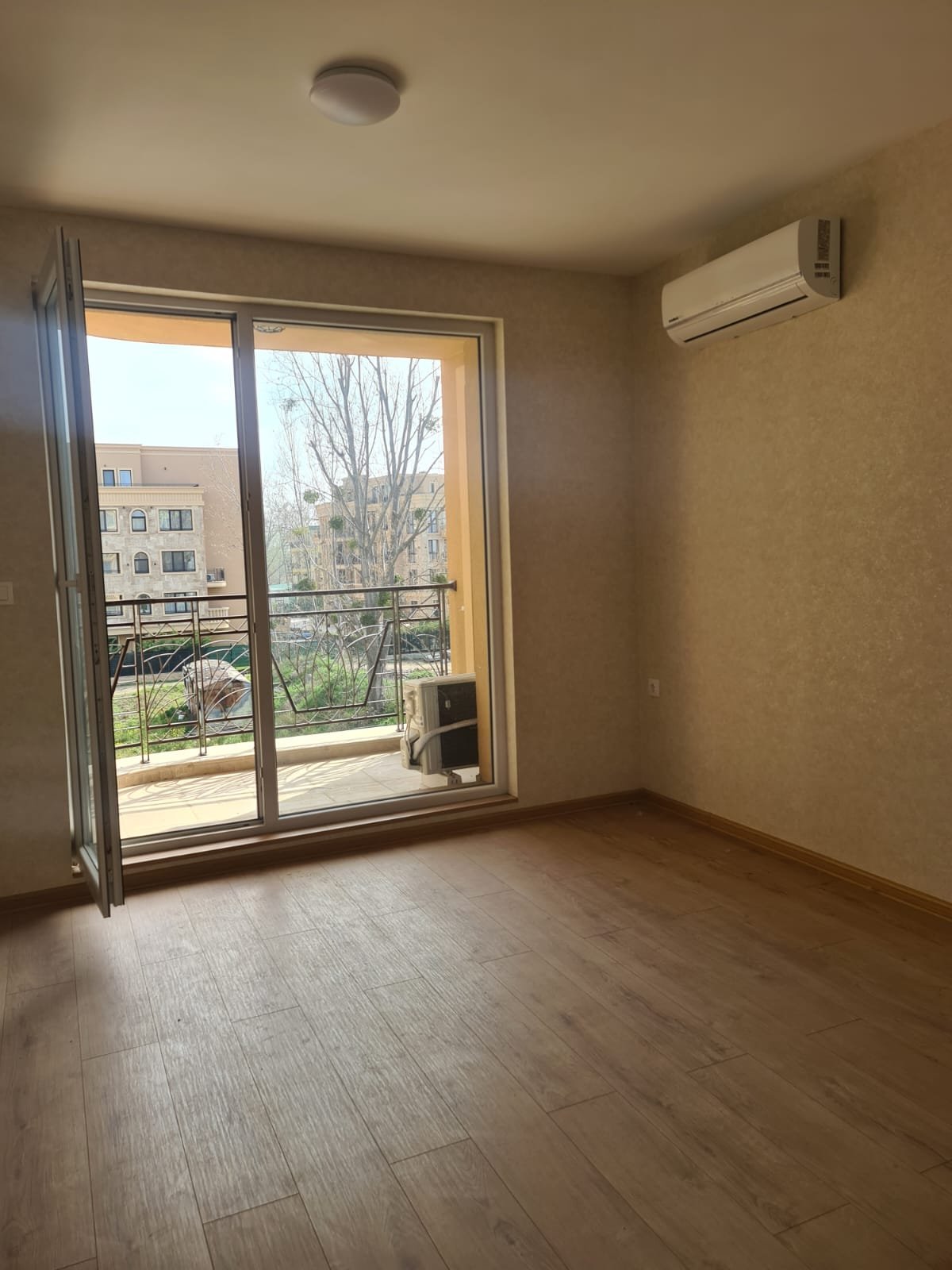 Светлое помещение с балконом, оборудованное кондиционером и с панорамным видом, идеально для покупки недвижимости в Болгарии.