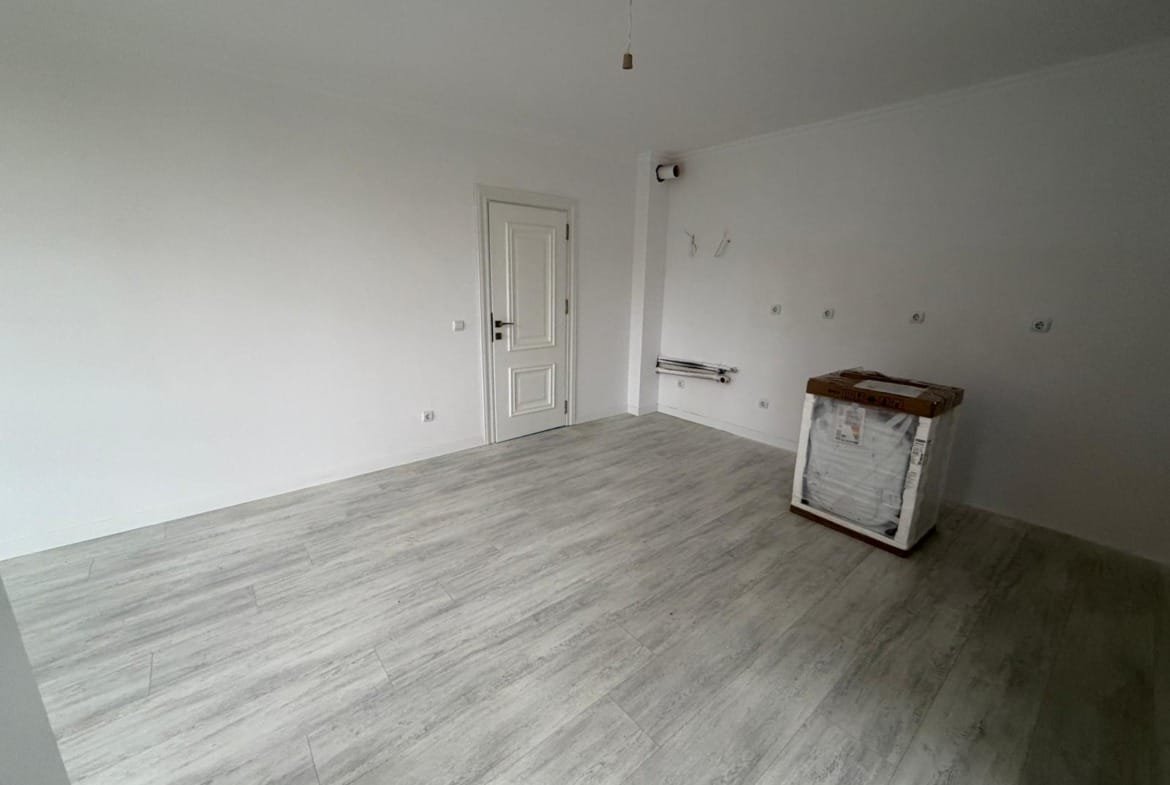 Пустое помещение с светлыми стенами и полом под плитку, готовое для продажи или аренды в Болгарии.