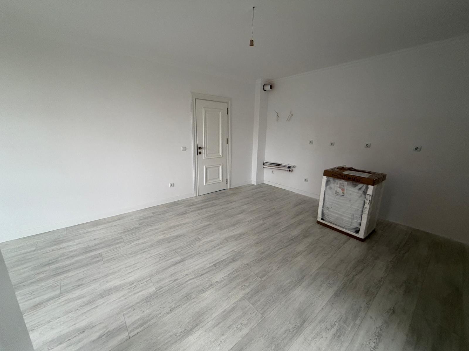 Пустое помещение с светлыми стенами и полом под плитку, готовое для продажи или аренды в Болгарии.