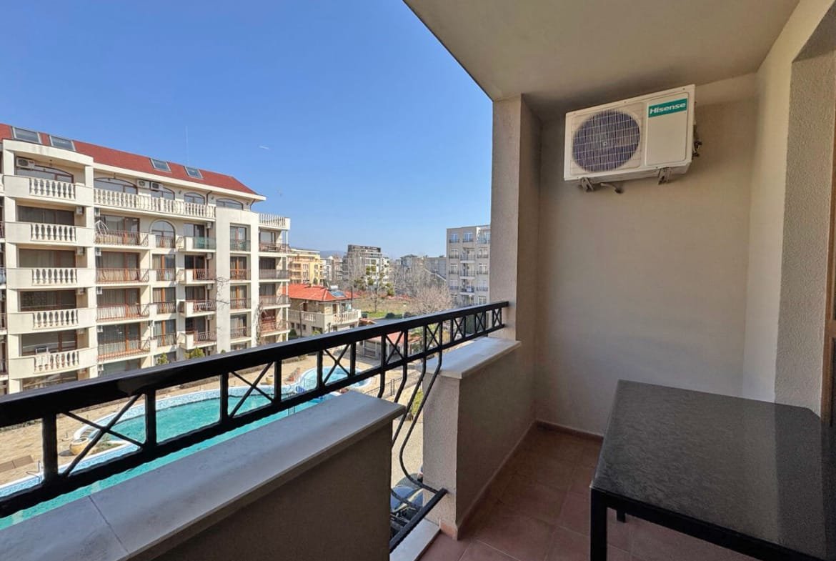 Терраса с видом на бассейн и жилые комплексы в Болгарии, идеальное место для покупки недвижимости у моря.