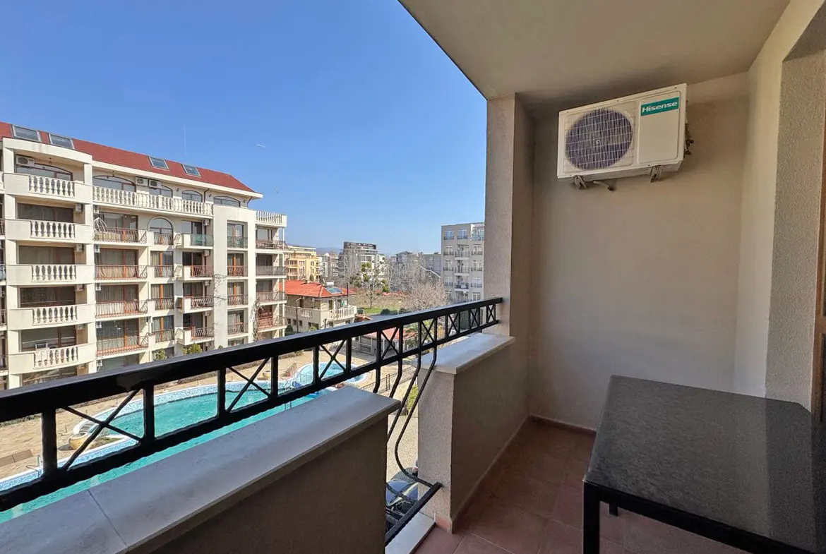 Терраса с видом на бассейн и жилые комплексы в Болгарии, идеальное место для покупки недвижимости у моря.