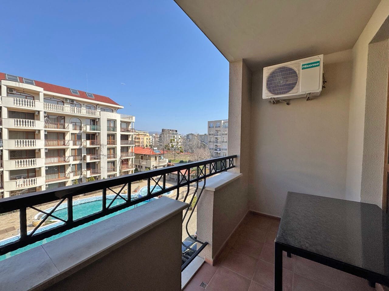 Терраса с видом на бассейн и жилые комплексы в Болгарии, идеальное место для покупки недвижимости у моря.