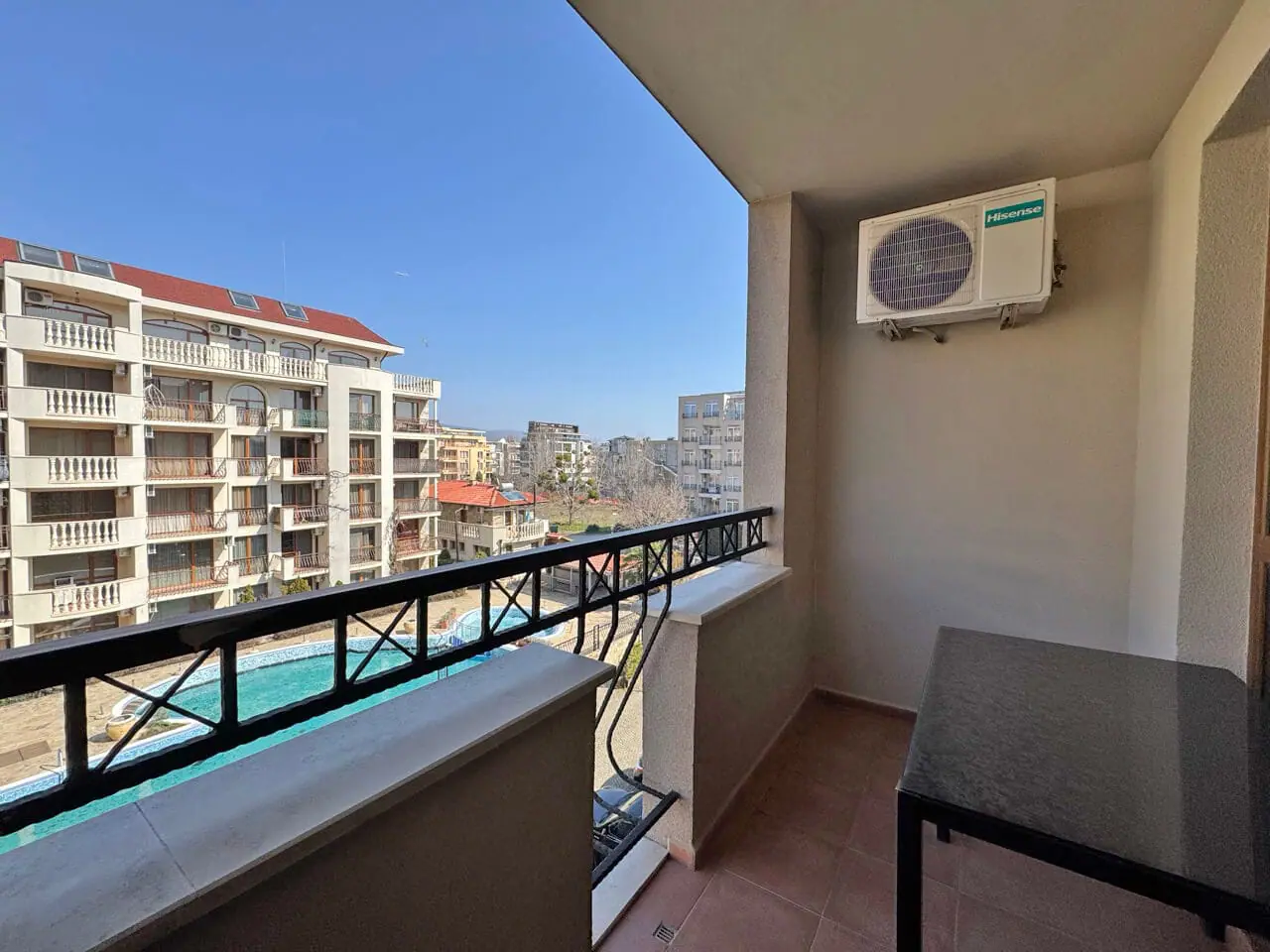 Терраса с видом на бассейн и жилые комплексы в Болгарии, идеальное место для покупки недвижимости у моря.