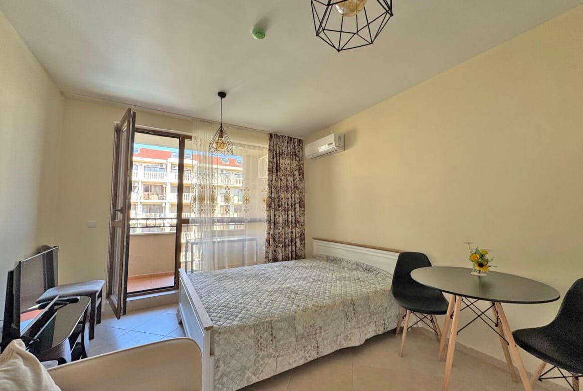 Студия с балконом, современная мебель, светлая комната, вид на море, идеально для отдыха и аренды.