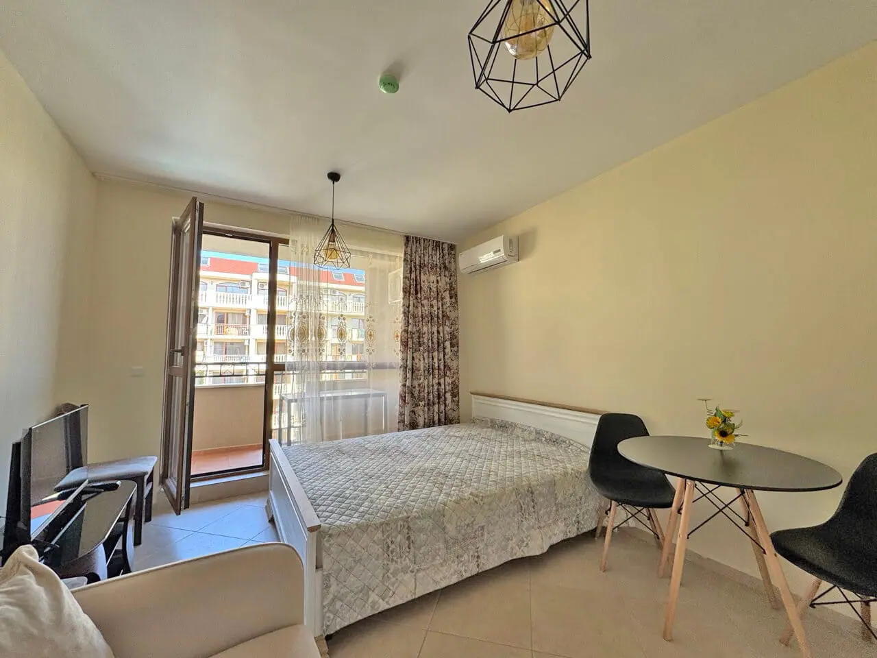 Студия с балконом, современная мебель, светлая комната, вид на море, идеально для отдыха и аренды.