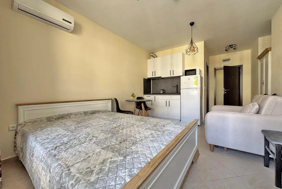 Светлая квартира-студия с кухней и обеденной зоной, удобной мебелью и видом на море. Отличное жилье у моря.