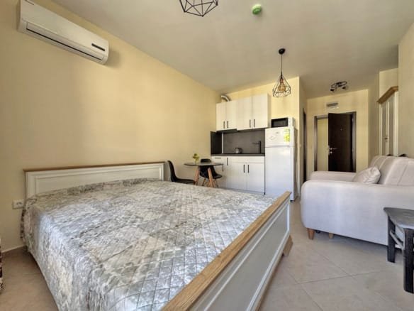 Светлая квартира-студия с кухней и обеденной зоной, удобной мебелью и видом на море. Отличное жилье у моря.