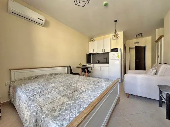 Светлая квартира-студия с кухней и обеденной зоной, удобной мебелью и видом на море. Отличное жилье у моря.