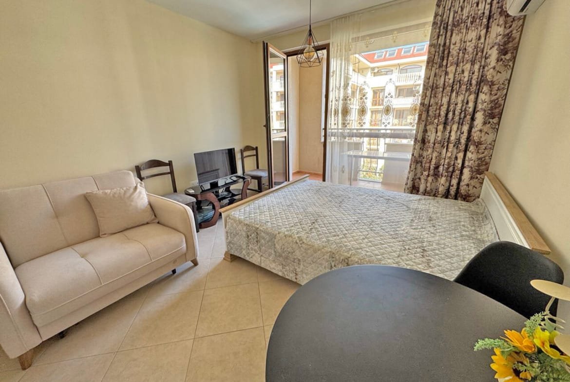 Современная квартира с мебелью, светлая гостиная, выход на балкон, уютная обстановка для отдыха у моря.