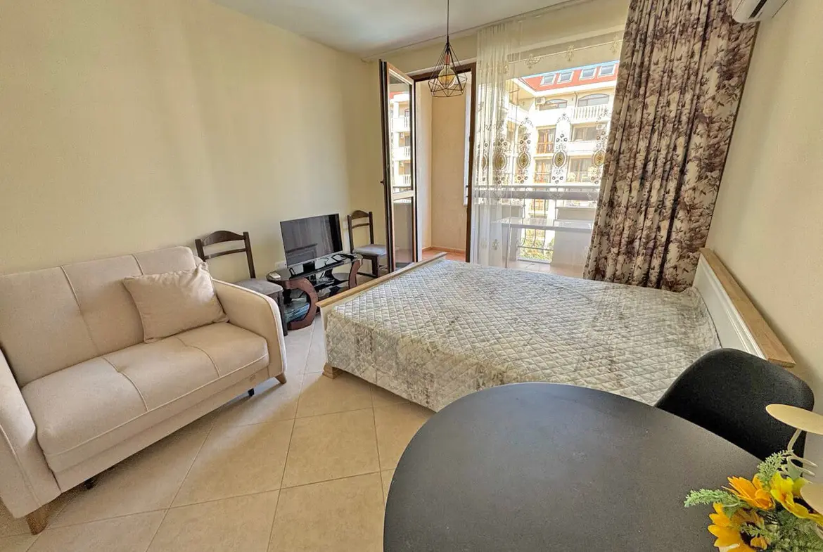 Современная квартира с мебелью, светлая гостиная, выход на балкон, уютная обстановка для отдыха у моря.