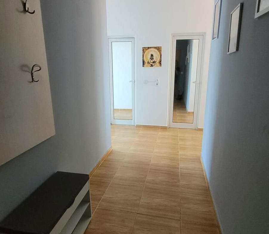 Современный коридор с зеркалами, полом из плитки и светлыми стенами, подходящий для продажи недвижимости в Болгарии.