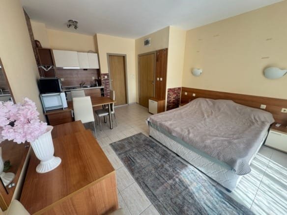 Уютная квартира-студия с кухней, обеденной зоной и спальней, идеальная для продажи или аренды в Болгарии.