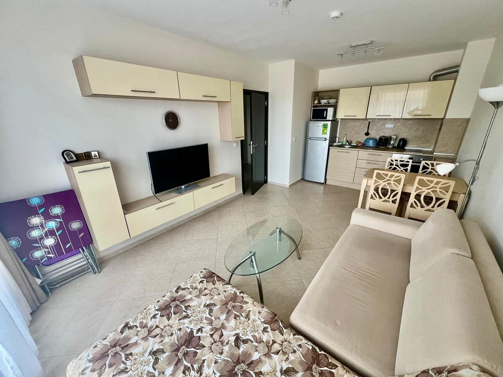 Современная квартира в Болгарии с гостиной, кухней и приятным интерьером, подходящая для аренды или покупки недвижимости.