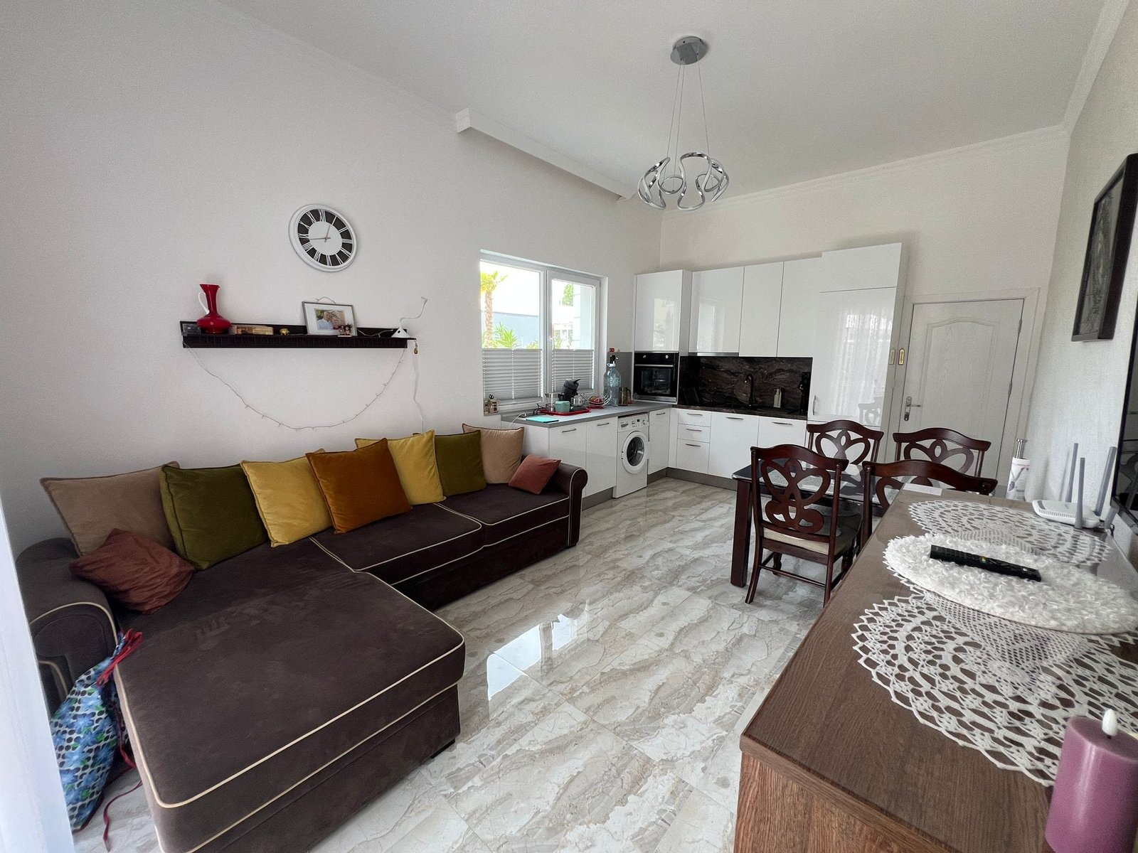 Уютная квартира с кухней-гостиной, современная мебель, светлые тона, идеальна для жизни или инвестиций в Болгарии.