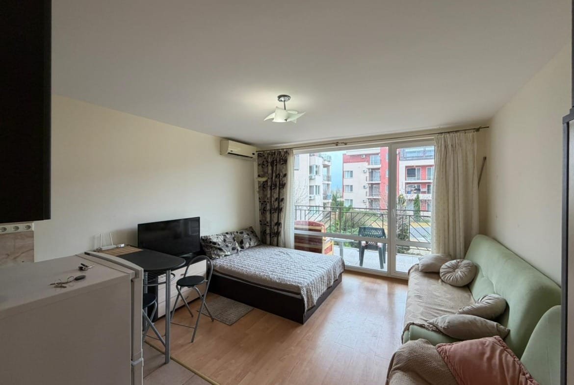 Современная квартира в Болгарии с мебелью, балконом и освещением, подходящая для покупки или аренды недвижимости.