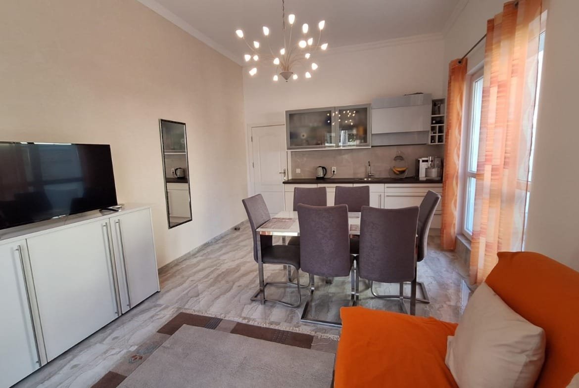 Современная квартира в Болгарии с уютной мебелью, светлым интерьером и обеденной зоной, идеальная для жизни или аренды.