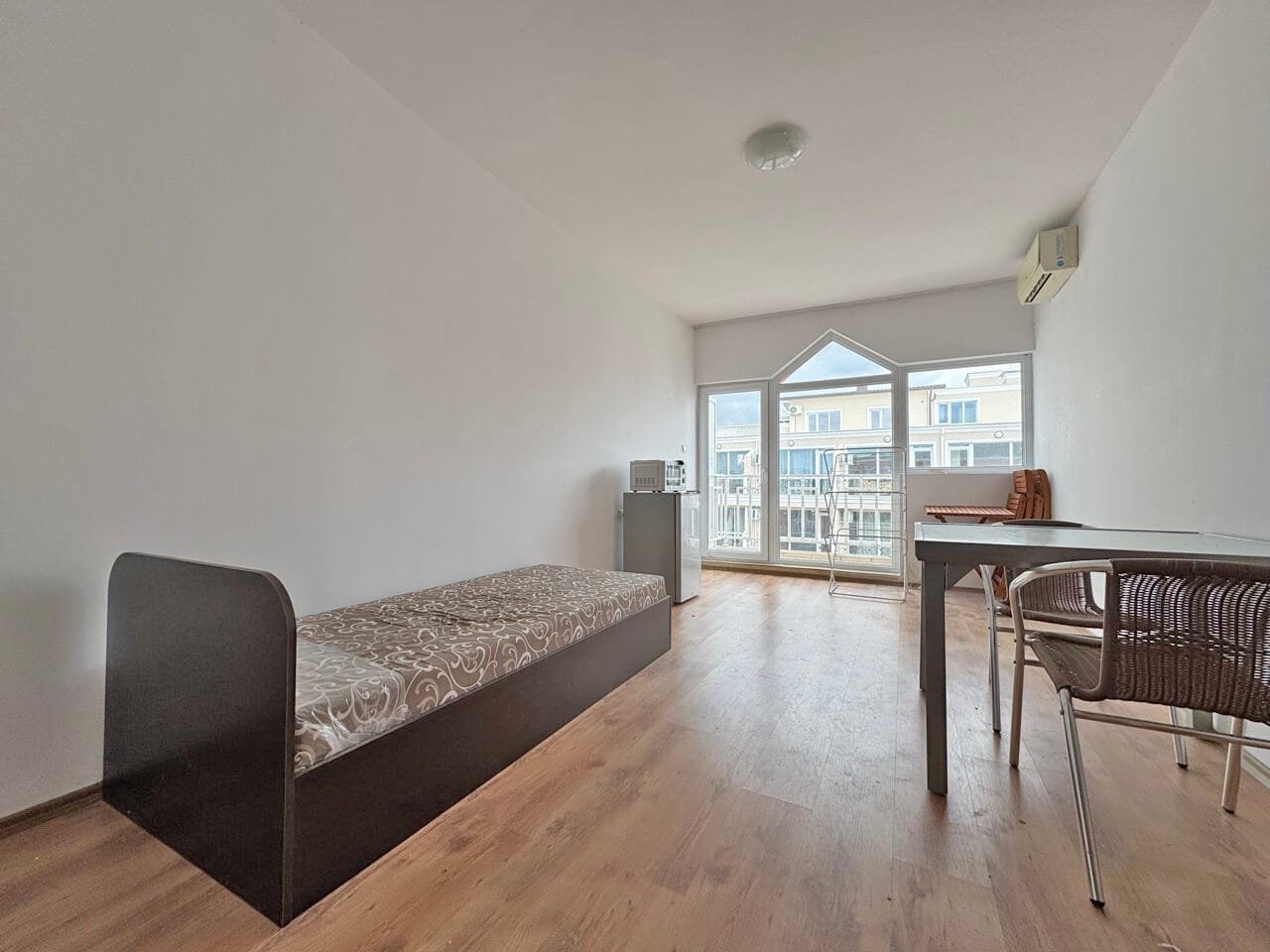 Светлая квартира в Святом Власе с большой гостиной, окнами на юг и удобной мебелью, идеальная для отдыха у моря.