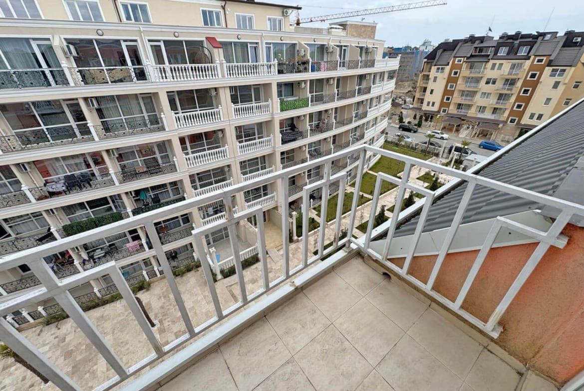 Балкон апартаментов в Святом Власе, вид на жилой комплекс, благоустроенная территория, близость к морю.