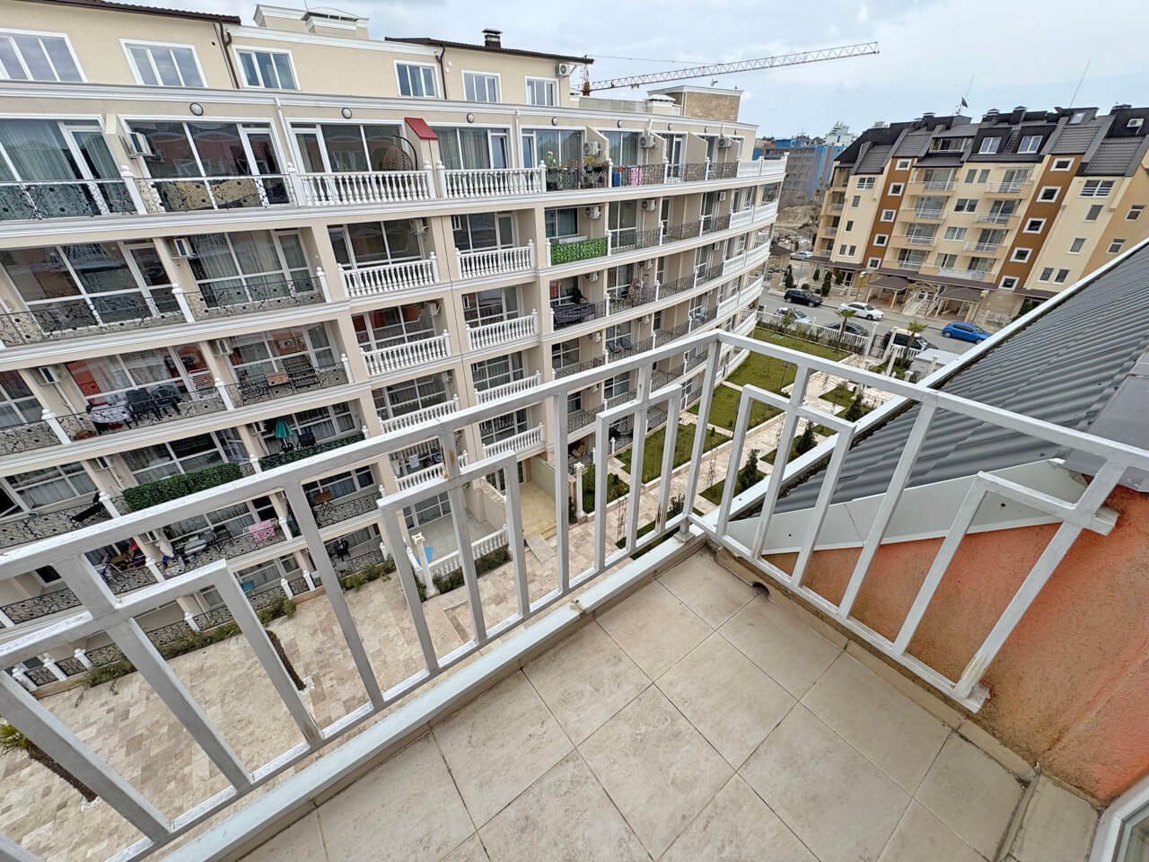 Балкон апартаментов в Святом Власе, вид на жилой комплекс, благоустроенная территория, близость к морю.