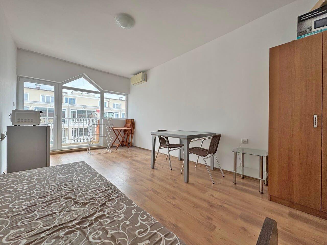 Уютная студия с балконом в Светом Власе, стильная мебель, светлые тона и современный дизайн, идеальна для отдыха у моря.