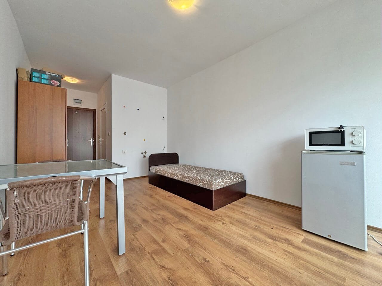 Однокомнатная квартира в Святом Власе, просторно оформленная, с кухонным уголком и панорамными окнами, идеально для отдыха у моря.